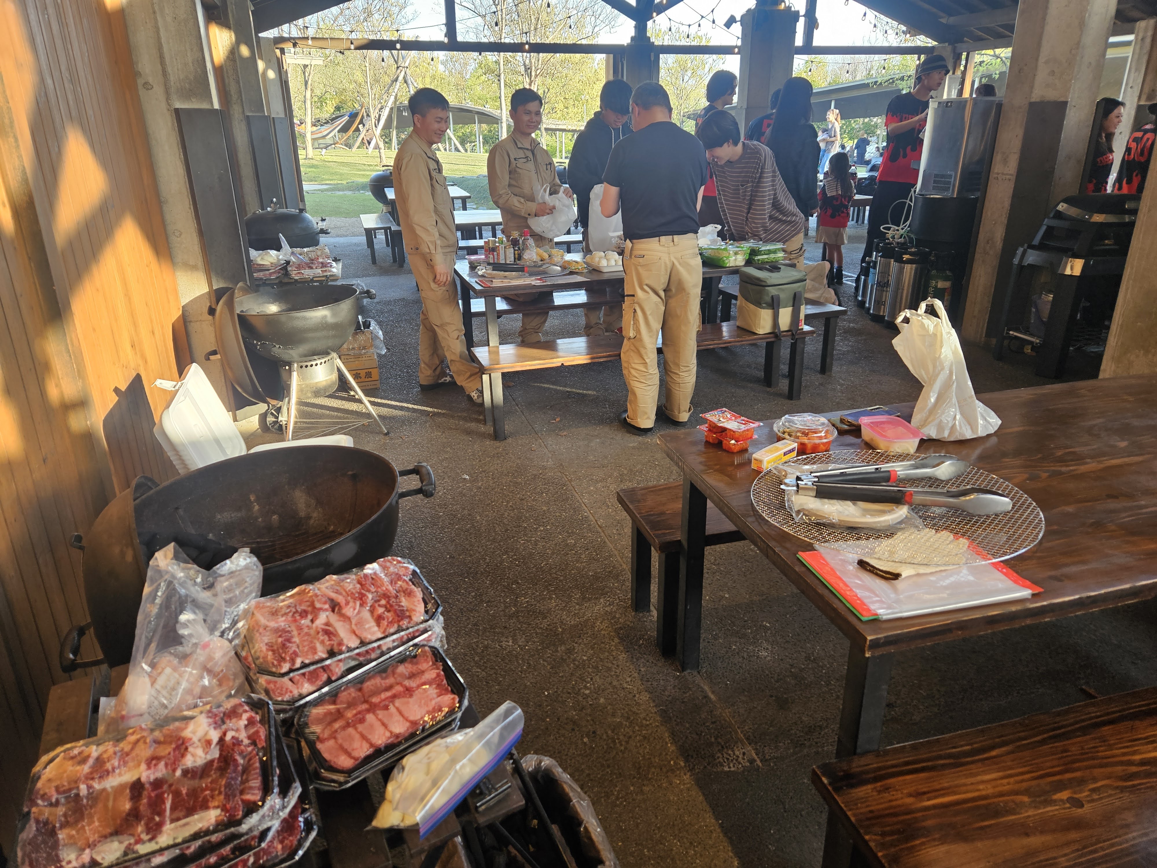 BBQ会場での準備風景。食材が並ぶテーブル