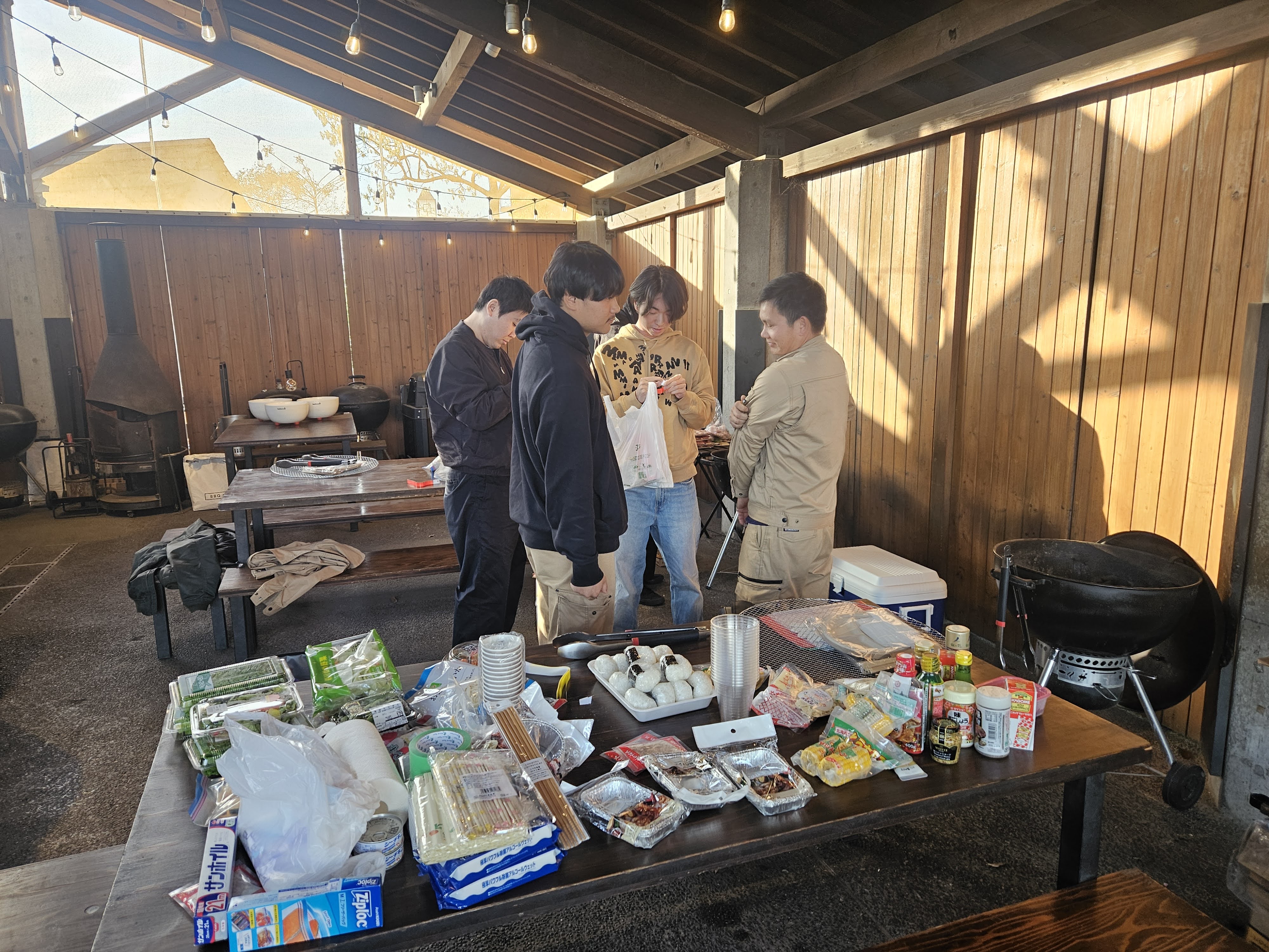 社員が集まってBBQの準備をしている様子