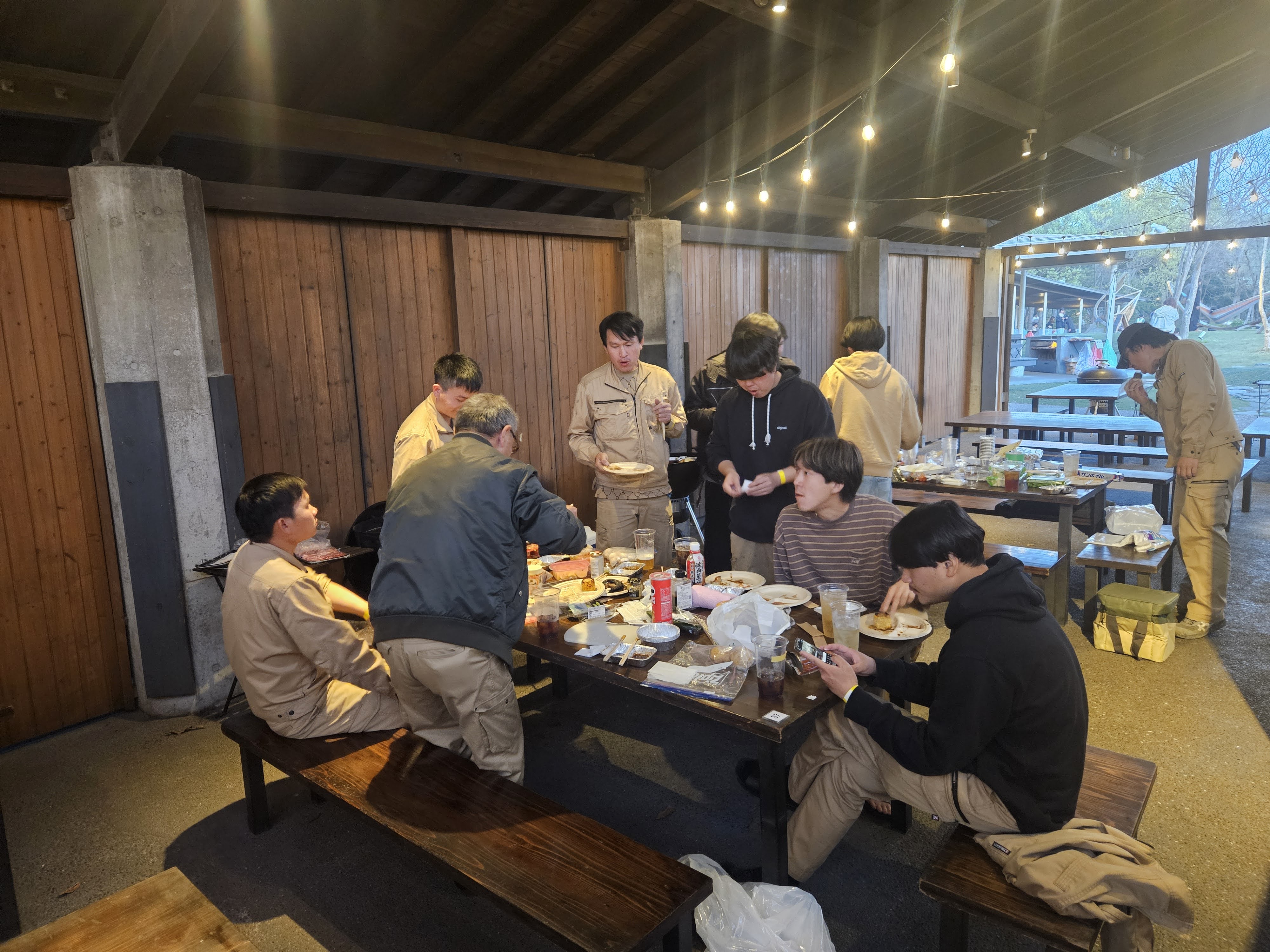 肉を焼きながら笑顔で交流する様子