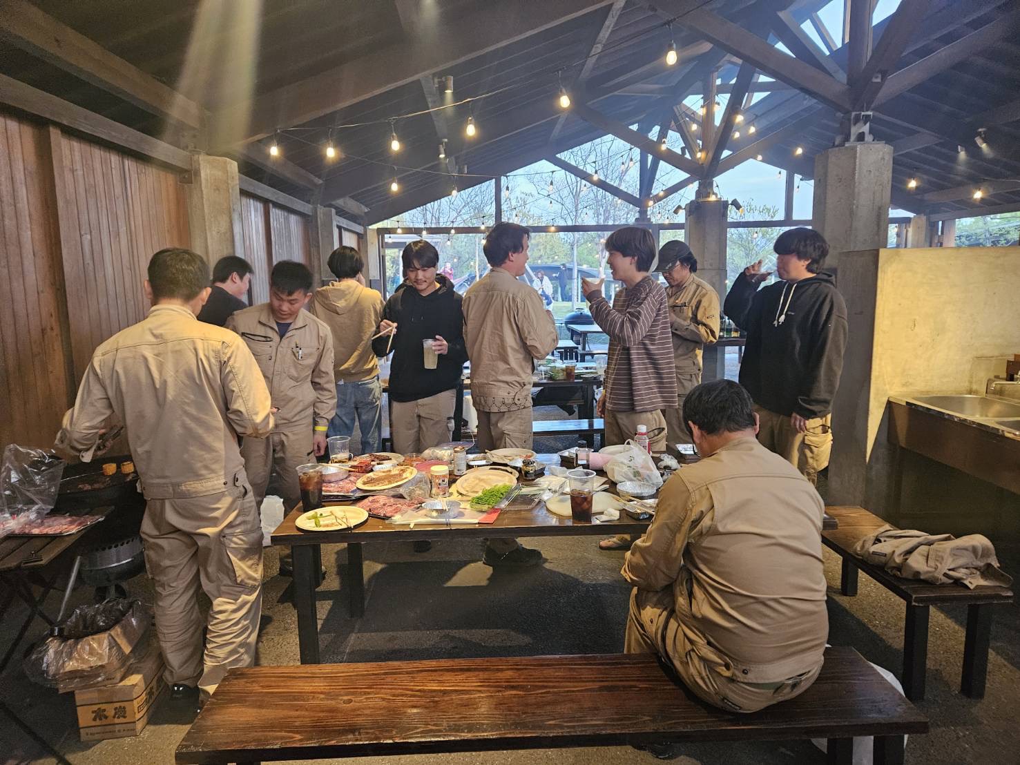 テーブルを囲んで賑わう食事シーン