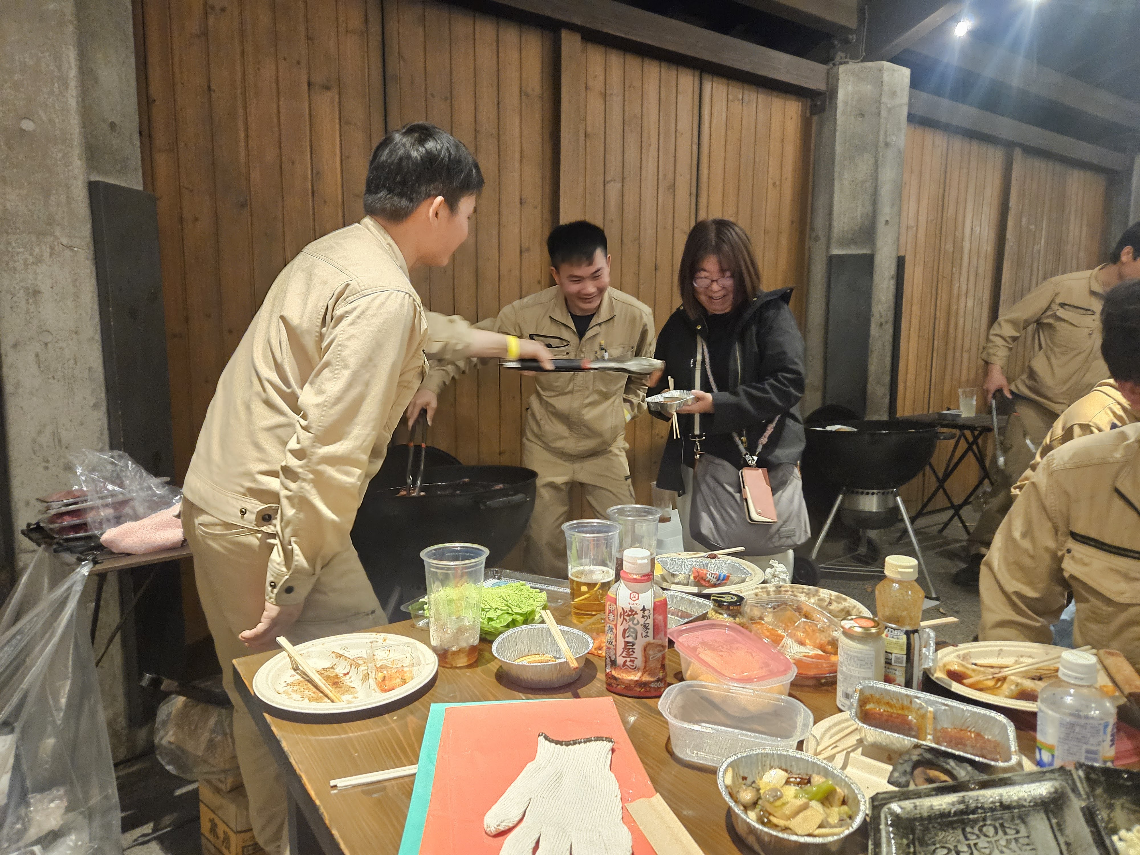 テーブルを囲んで食事する社員の全体風景