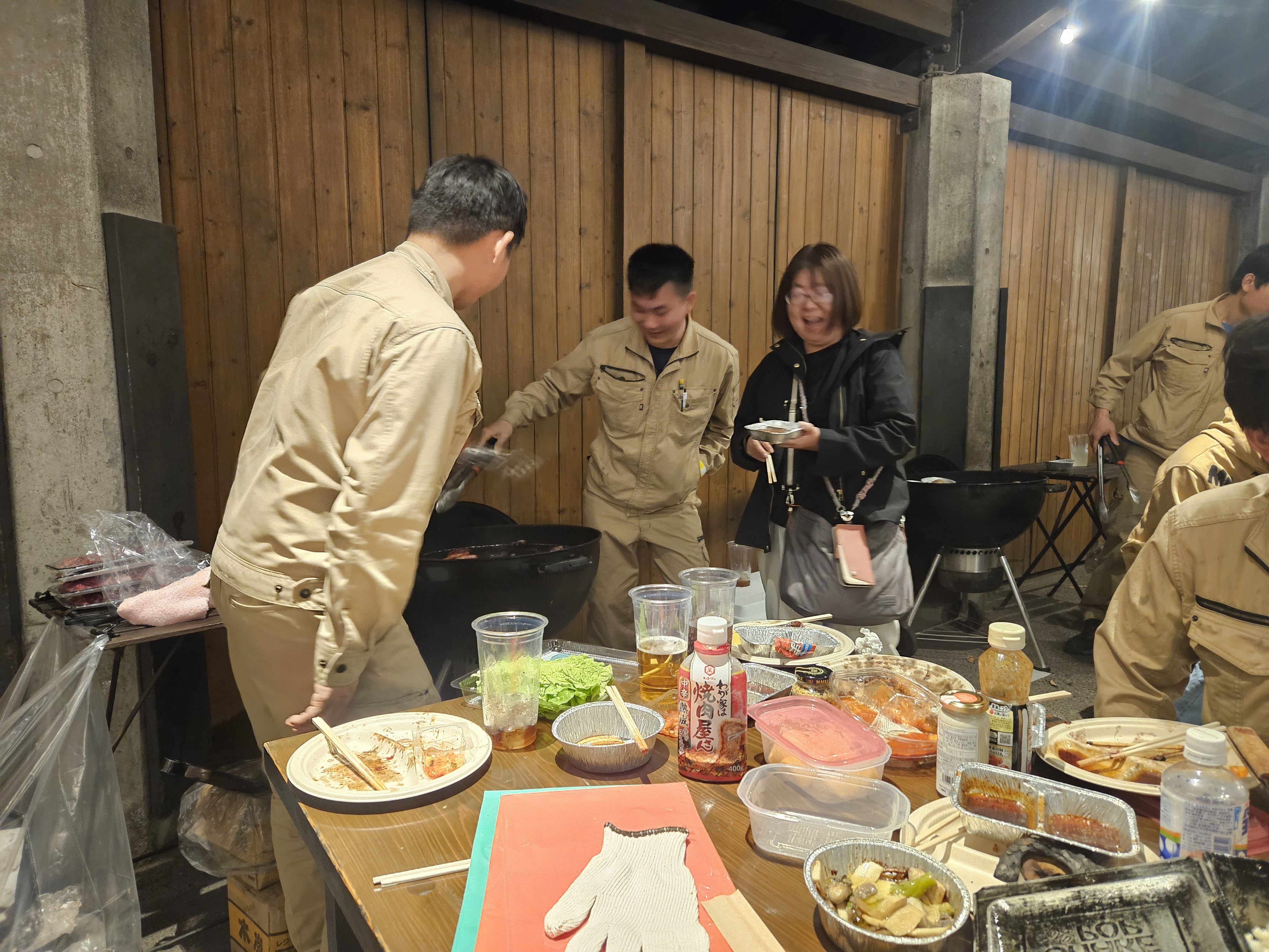夜のBBQテーブル。料理で賑わう様子