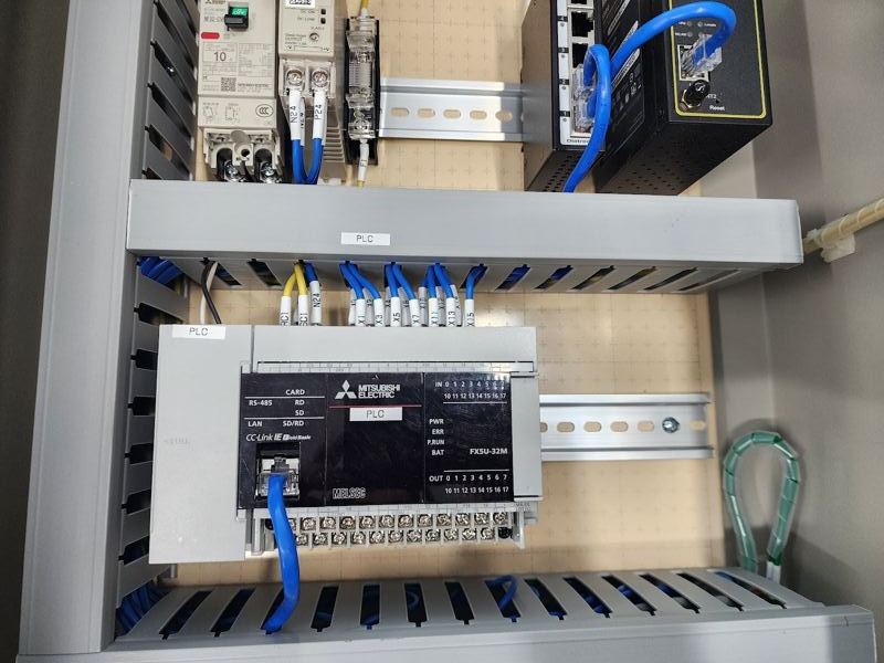 PLCとネットワーク機器を組み込んだ制御盤