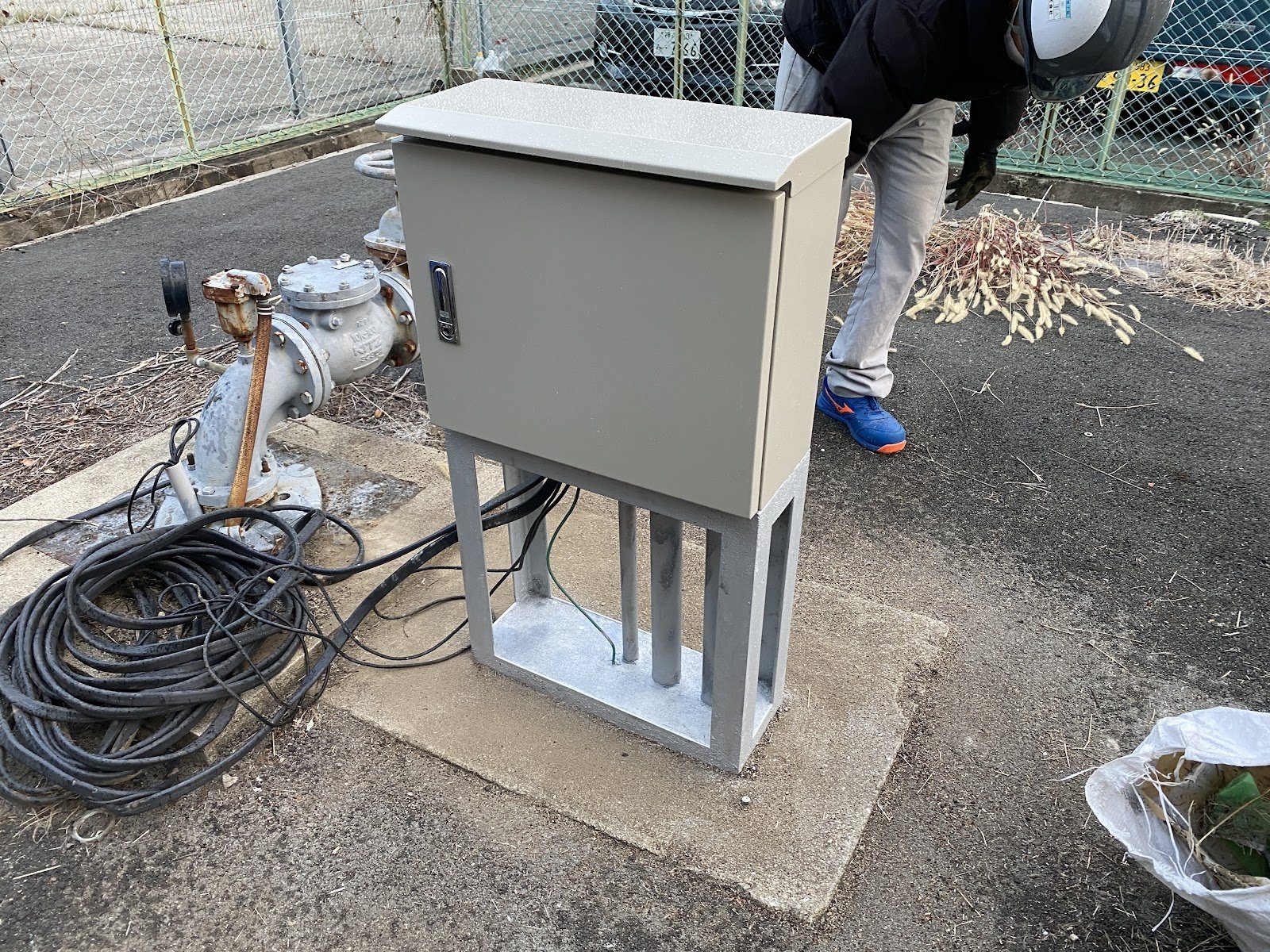 更新後：新しく据え付けた屋外の深井戸ポンプ制御盤